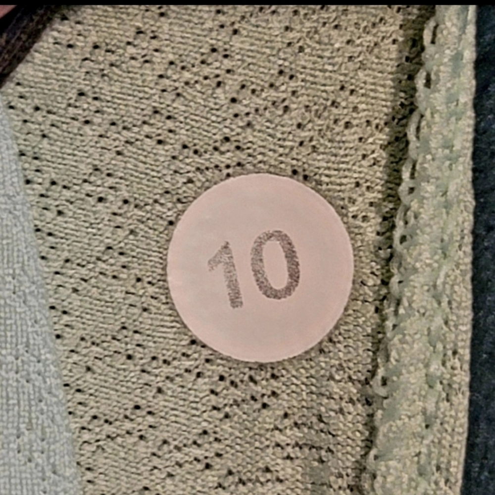 Lululemon No Limits TankBlack / Petal Pop Multi Size 10 - Picture 3 of 9